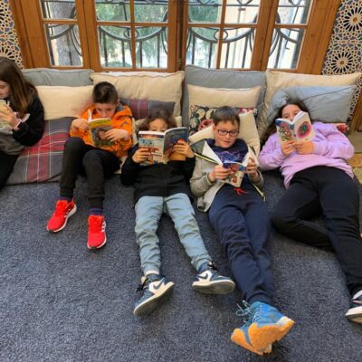 Estona de lectura a la Biblioteca de l'escola