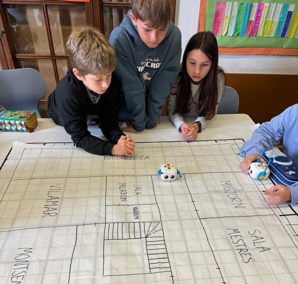 Utilitzem Beebots per orientar-nos en els espais de l'escola