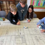 Utilitzem Beebots per orientar-nos en els espais de l'escola