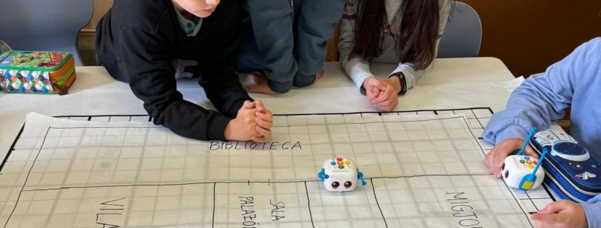 Utilitzem Beebots per orientar-nos en els espais de l'escola