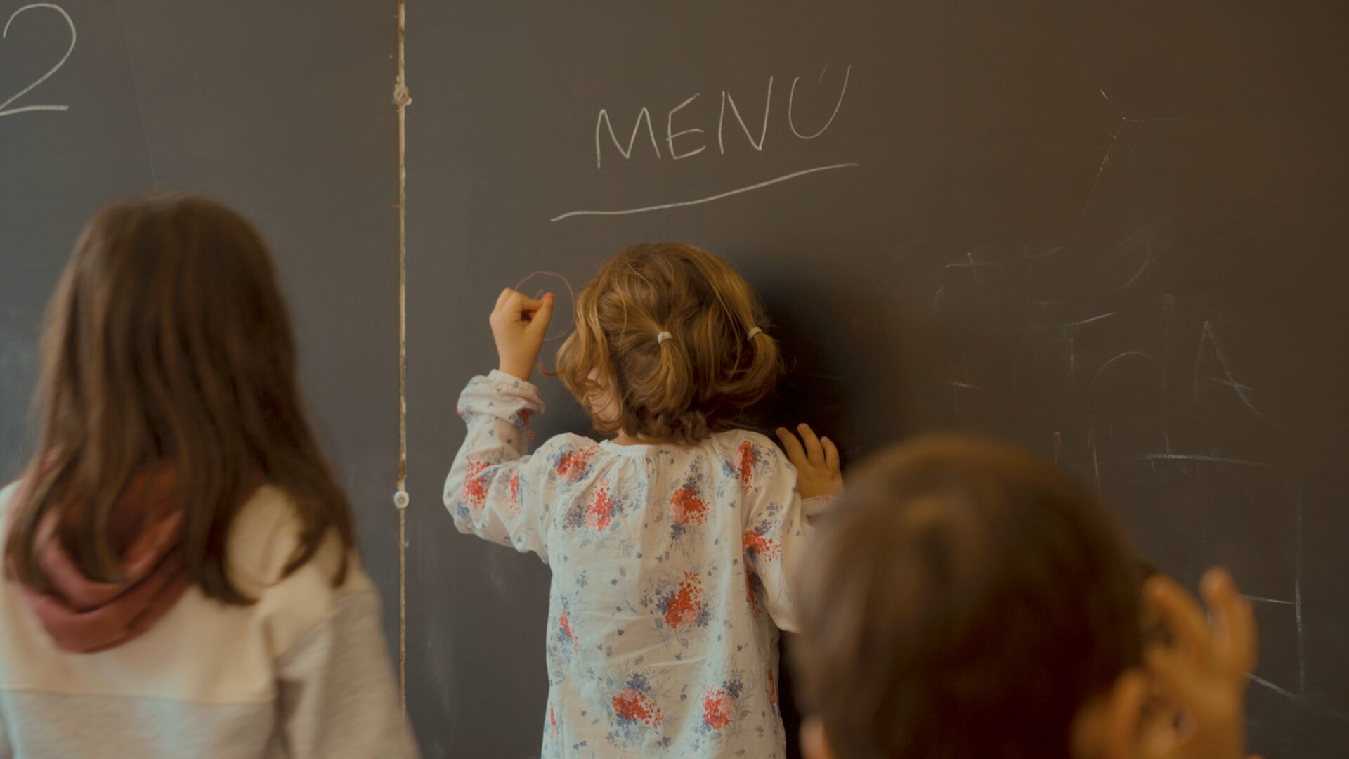 Des d’aquesta mirada, nosaltres entenem que els alumnes estan en un procés constant d’aprenentatge i que, per tant, és natural que cometin errors. De fet, si un alumne no s’equivoca mai, això pot indicar que ja domina aquella àrea i que necessita nous reptes per seguir avançant. I en aquest nou camí, tornarà a cometre errors, perquè l’aprenentatge real es construeix a través de la prova i l’assaig. Aquesta concepció de l’aprenentatge basat en l’assaig-error, inspirada en pedagogs com Edward Thorndike, juntament amb un equilibri de metodologies actives que apliquem a l’aula, permet que els nostres alumnes reflexionin sobre el seu aprenentatge, desenvolupin eines metacognitives i treballin de manera autònoma. Per això, a les nostres escoles, l’error no es penalitza, sinó que s’aprofita. No volem que els alumnes vegin els errors com una derrota, sinó com una brúixola que els indica el camí a seguir. Per aconseguir-ho, treballem amb diferents estratègies que els ajuden a comprendre els seus errors i a transformar-los en aprenentatge significatiu.