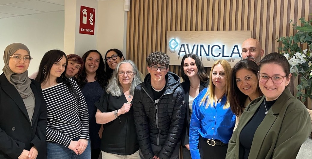Alumnes de l'Estada a l'empresa amb els seus referents a AVINCLA BCN