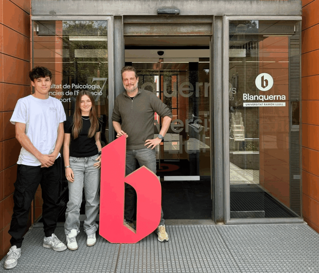 Alumnes de l'Estada a l'empresa amb el seu referent a la Facultat Blanquerna