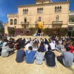 Alumnes de l’Escola Garbí Pere Vergés al pati durant un acte de Sant Jordi