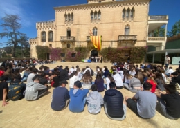 Alumnes de l’Escola Garbí Pere Vergés al pati durant un acte de Sant Jordi