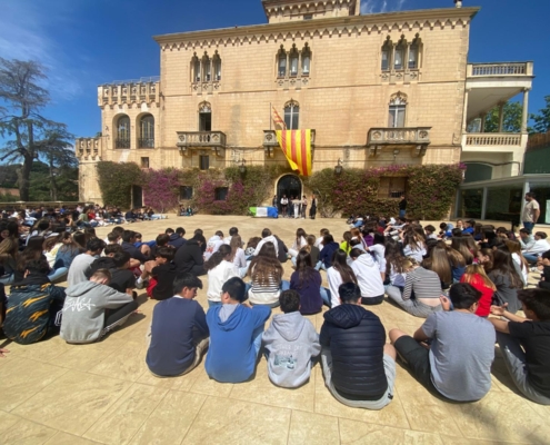 Alumnes de l’Escola Garbí Pere Vergés al pati durant un acte de Sant Jordi