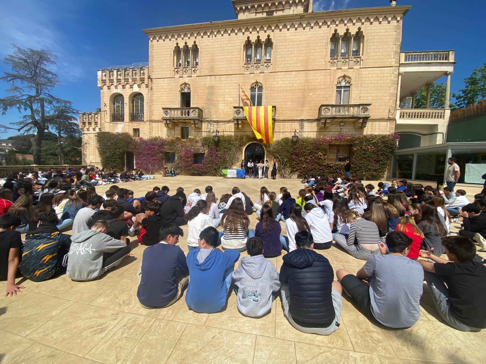 Alumnes de l’Escola Garbí Pere Vergés al pati durant un acte de Sant Jordi