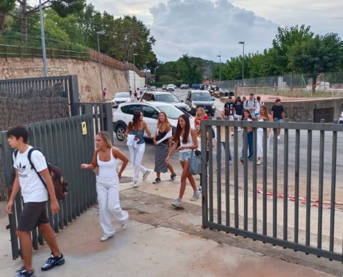 Alumnat de Batxillerat entrant a l’Escola Garbí Pere Vergés a l’inici de curs