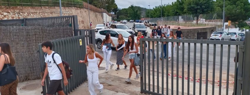 Alumnat de Batxillerat entrant a l’Escola Garbí Pere Vergés a l’inici de curs