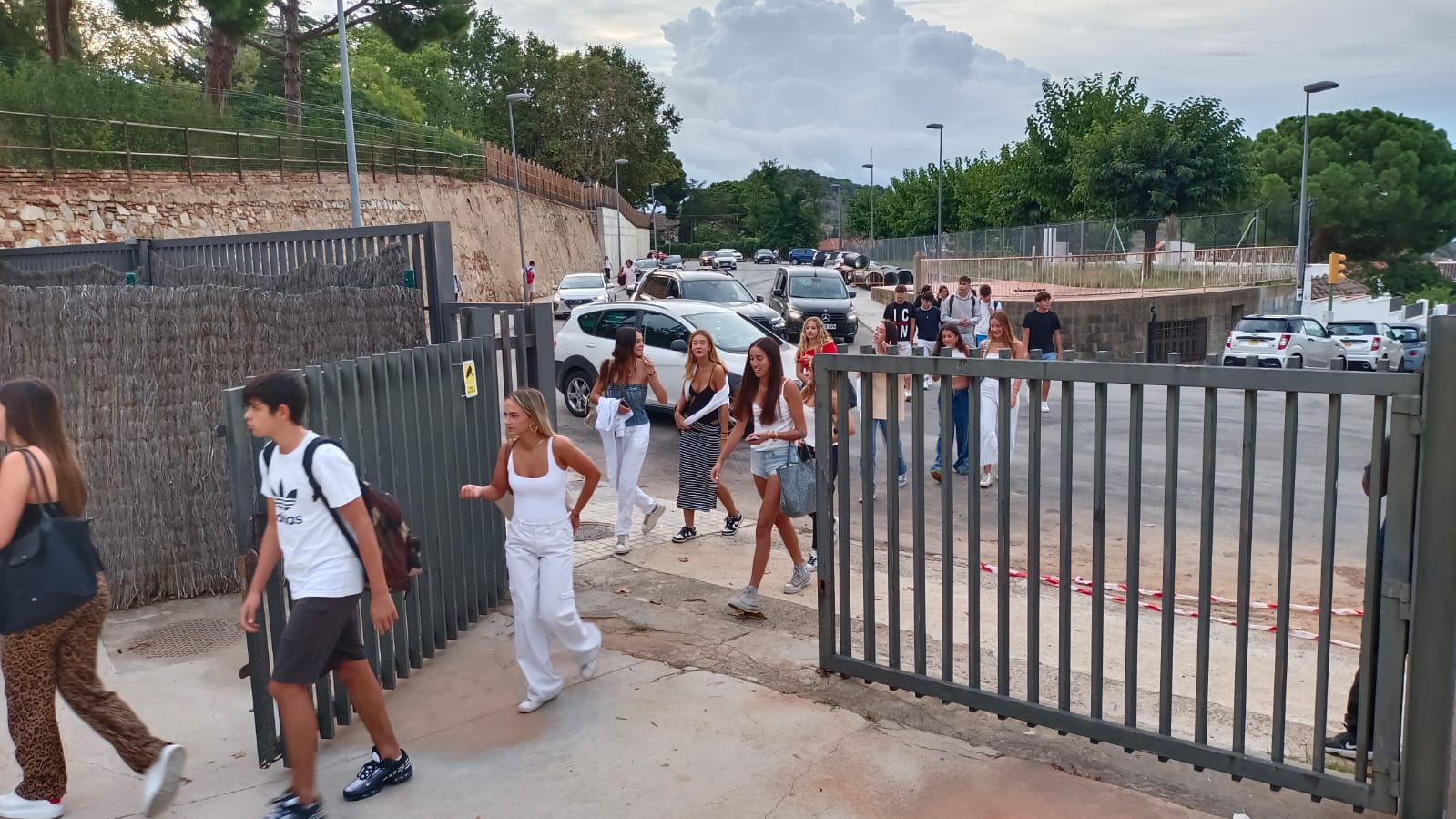 Alumnat de Batxillerat entrant a l’Escola Garbí Pere Vergés a l’inici de curs