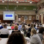 Famílies participant en una sessió de l’Escola de Famílies de les Escoles Garbí Pere Vergés