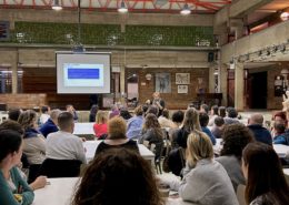 Famílies participant en una sessió de l’Escola de Famílies de les Escoles Garbí Pere Vergés
