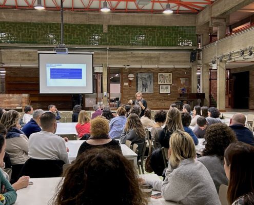 Famílies participant en una sessió de l’Escola de Famílies de les Escoles Garbí Pere Vergés