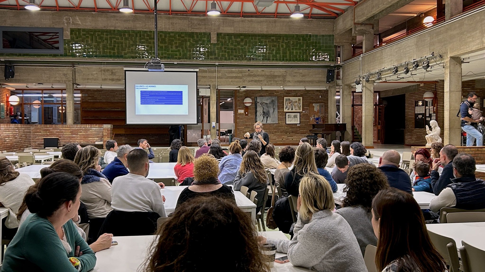 Famílies participant en una sessió de l’Escola de Famílies de les Escoles Garbí Pere Vergés
